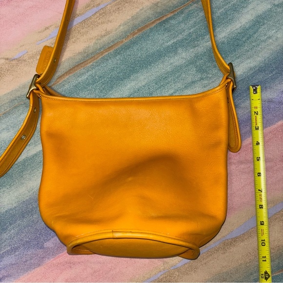VINTAGE COACH DUFFLE SAC BUCKET SOULDER BAG PURSE Yellow Leather #9953 - Picture 11 of 13